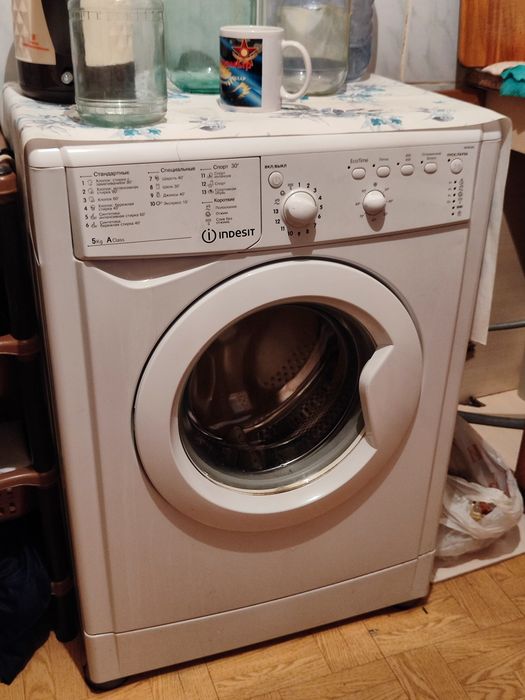 Холодильник бирюса,стриальная машина indesit