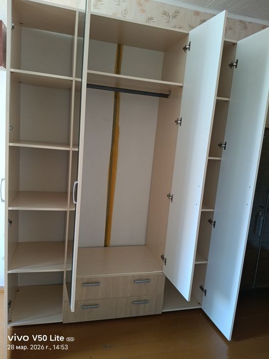 Продам платенной шкаф,4-х дверные