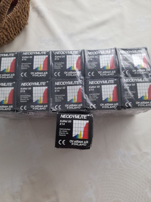 Becurile sunt cu fasung de dimensiune mică de 40 W cu lumină caldă.Ide