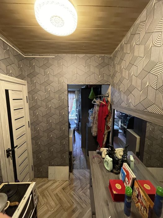 Срочна продаётся своя квартира в среднем состоянии 2 этаж