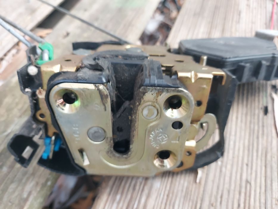 Замок двери на Subaru Outback