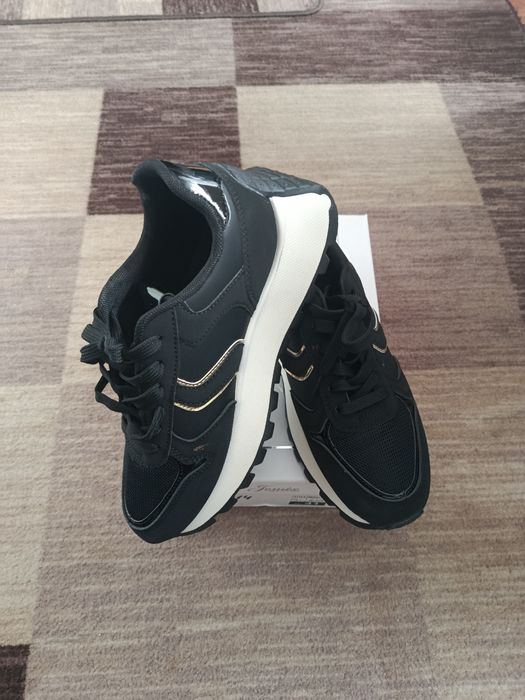 Дамски спортни обувки