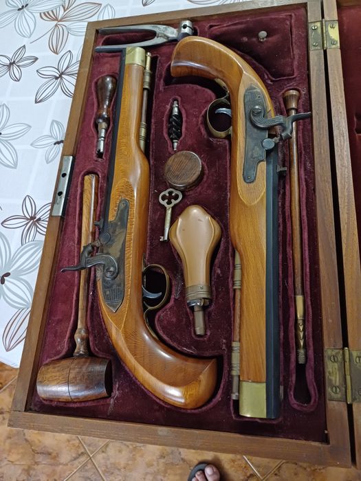 Чифт капсулни пистолети