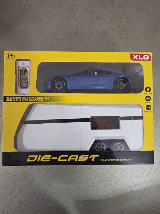 Tesla Roadster cu garaj complet.