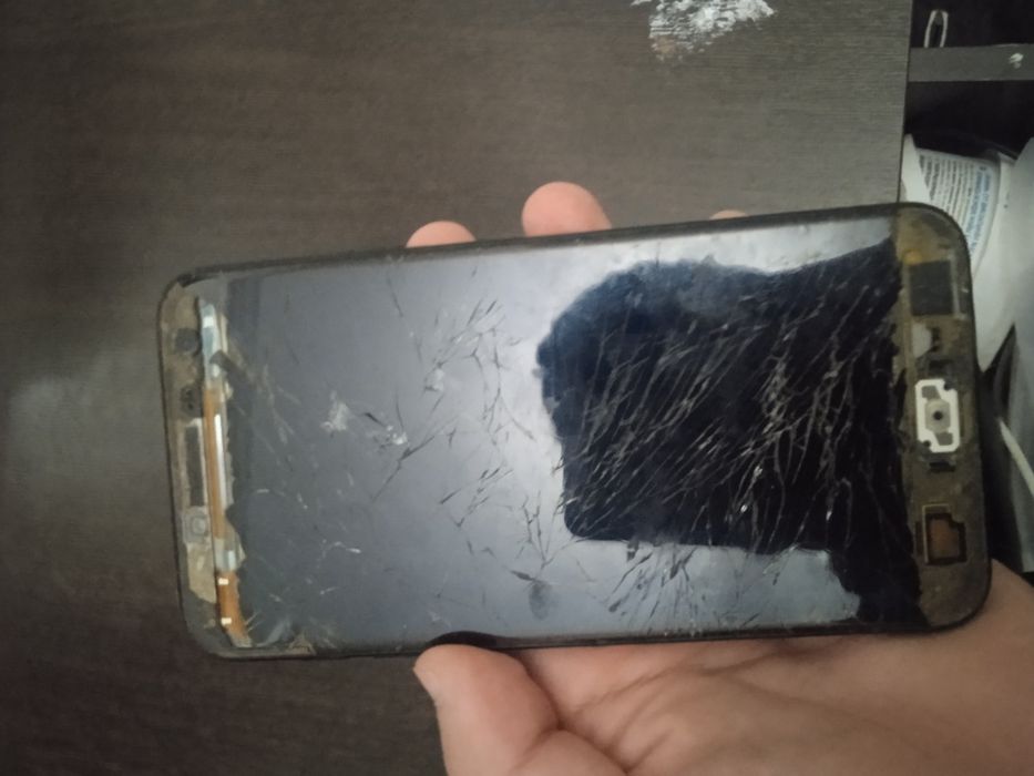 Сломанный Samsung Galaxy J4