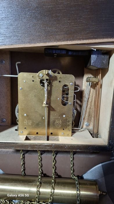 Ceas vechi de perete cu pendul și greutăți, Hermle