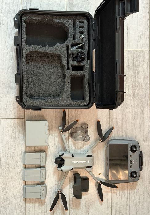 DJI Mini 4 Pro Fly More Combo ca nouă