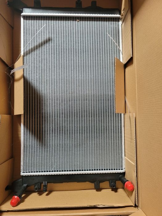 Vând radiator auto nou