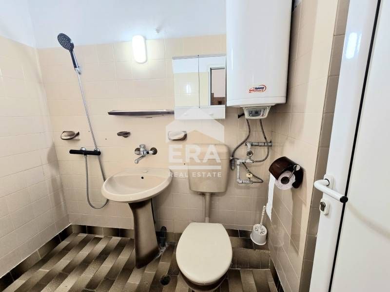 Тристаен, ремонтиран и обзаведен апартамент под наем, в долната част н