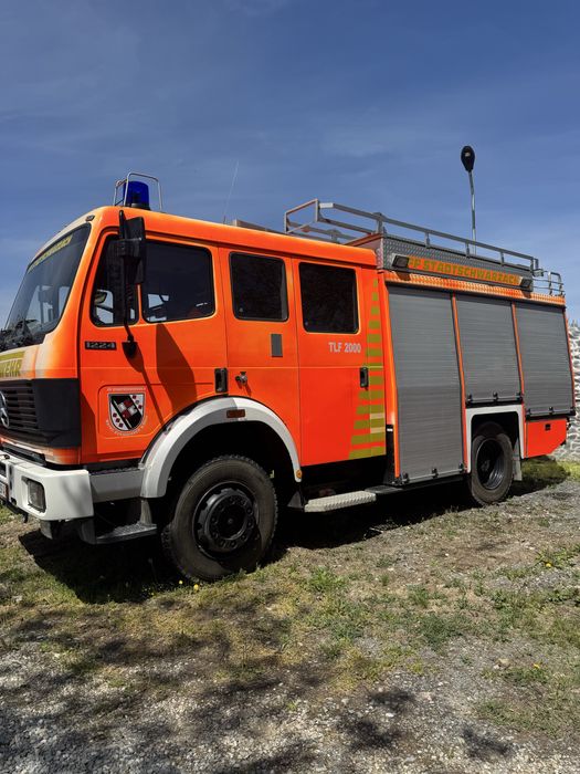Masina pompieri Mercedes 1224 af 4x4 autospeciala pompieri bazin 2000 litri utilata complet
Fabricatie 1997 
Pompa rosenbauer 
Rulou eco 40 metri tip