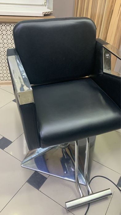 Продам парикмахерское кресло