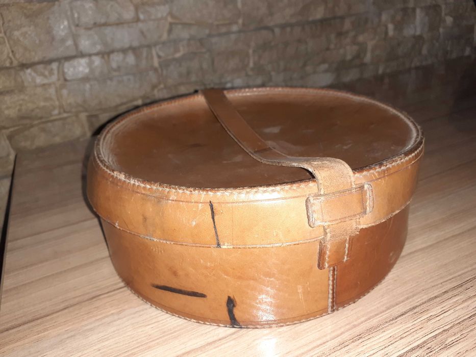 Vand cutie pt palarie /gulere pt camasi, din piele