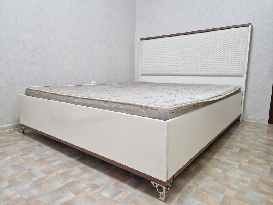 Двуспальная кровать