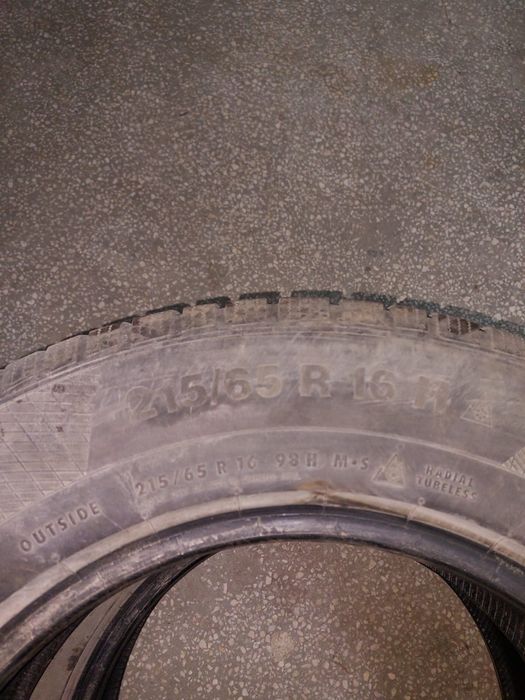 Vând 2 cauciucuri iarna 215 65 16