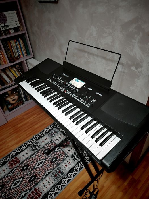 Vând clapa Korg PA300