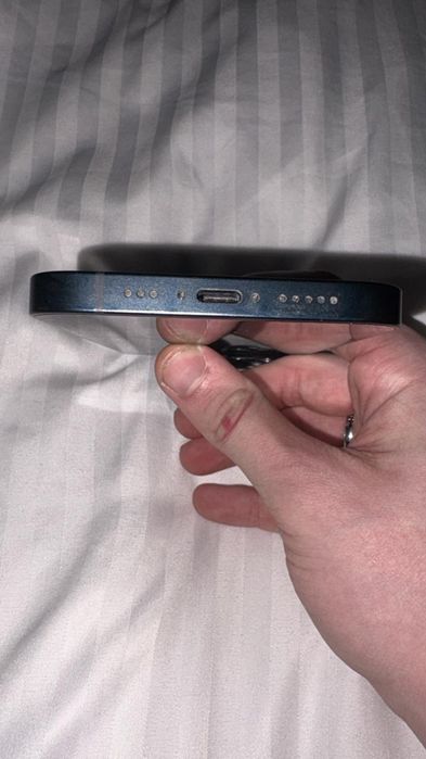 Продам iphone 13 заблокирован мошенниками