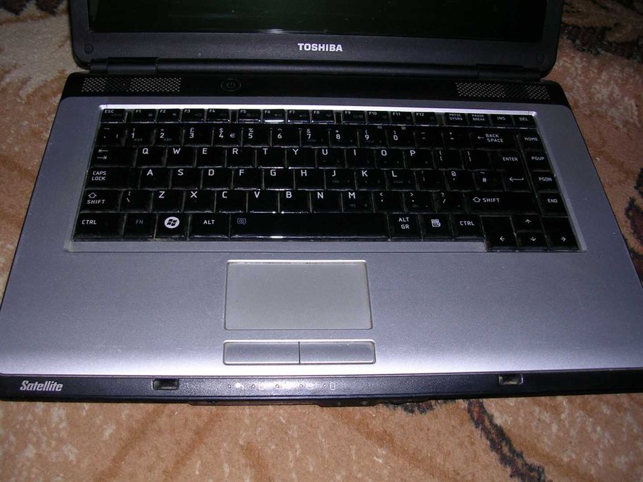 Лаптоп Toshiba Сателит със зарядно