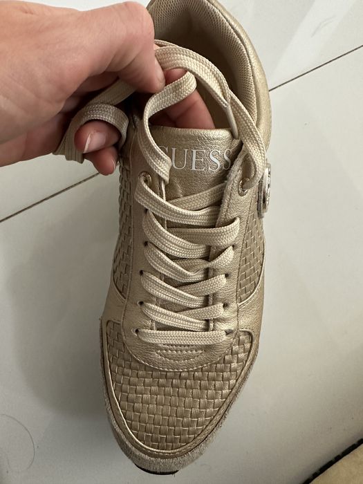 Guess златни сникърси