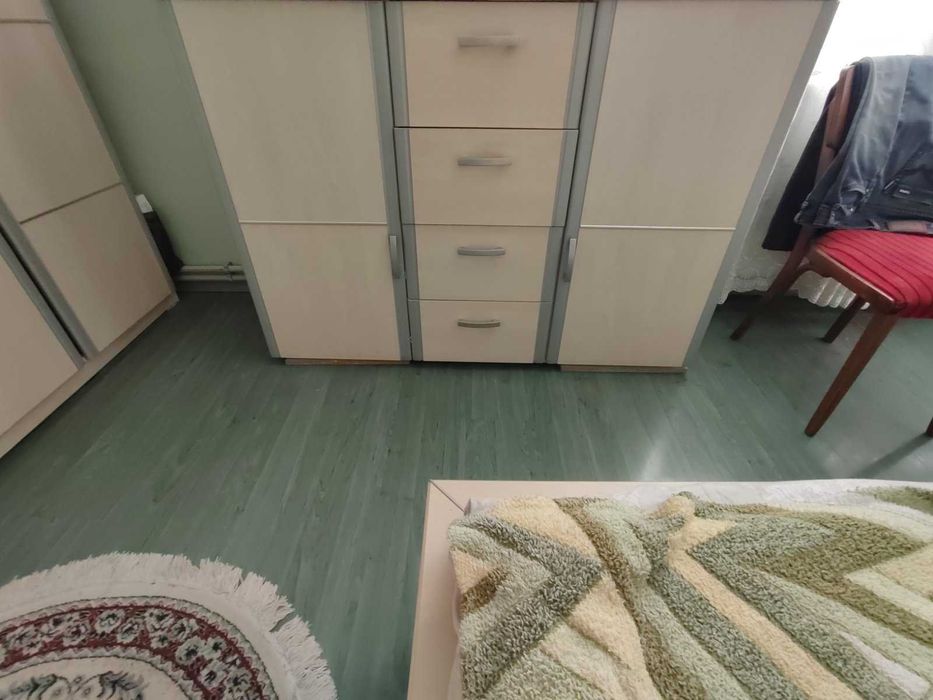 Продавам Гардероб 5-крилен, скрин и спалня комплект с размери 180х200