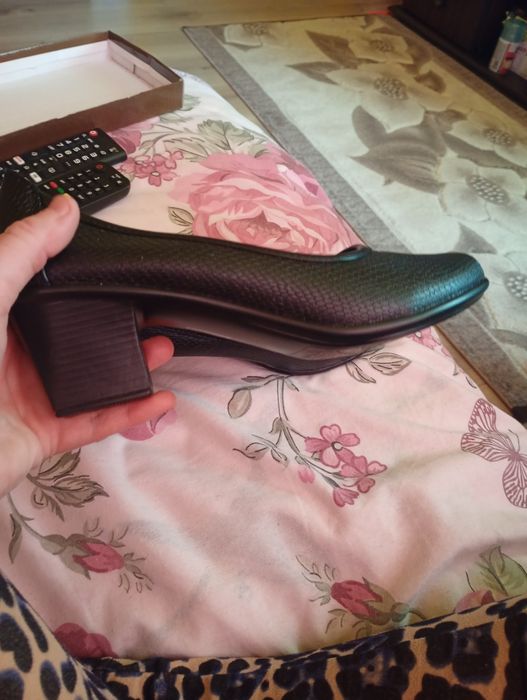 Обувки на ток дамски нови не са носени!