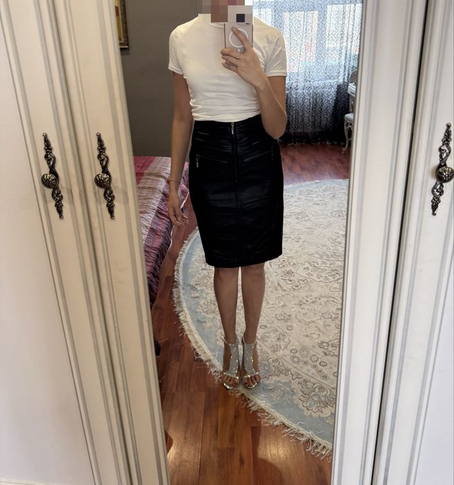 Юбки выше колена