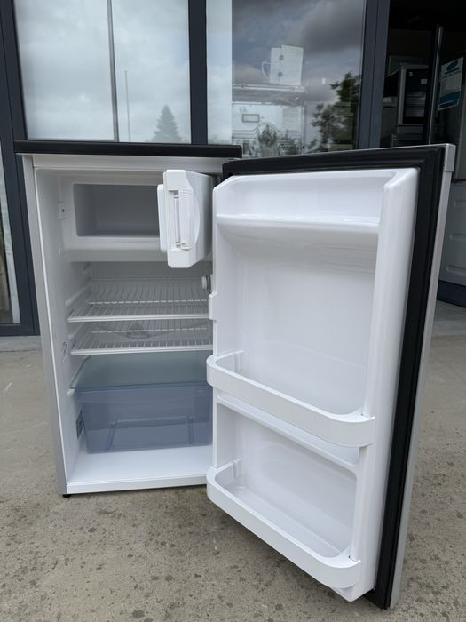 Сив Малък хладилник с камера Whirlpool 45 см