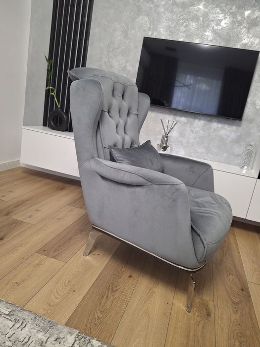 Vând fotoliu chesterfield si 4 scaune