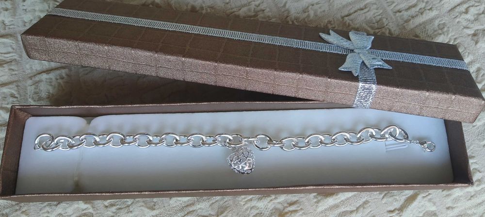 Нова,дамска сребърна гривна с висулка. Различни модели. В кутия.