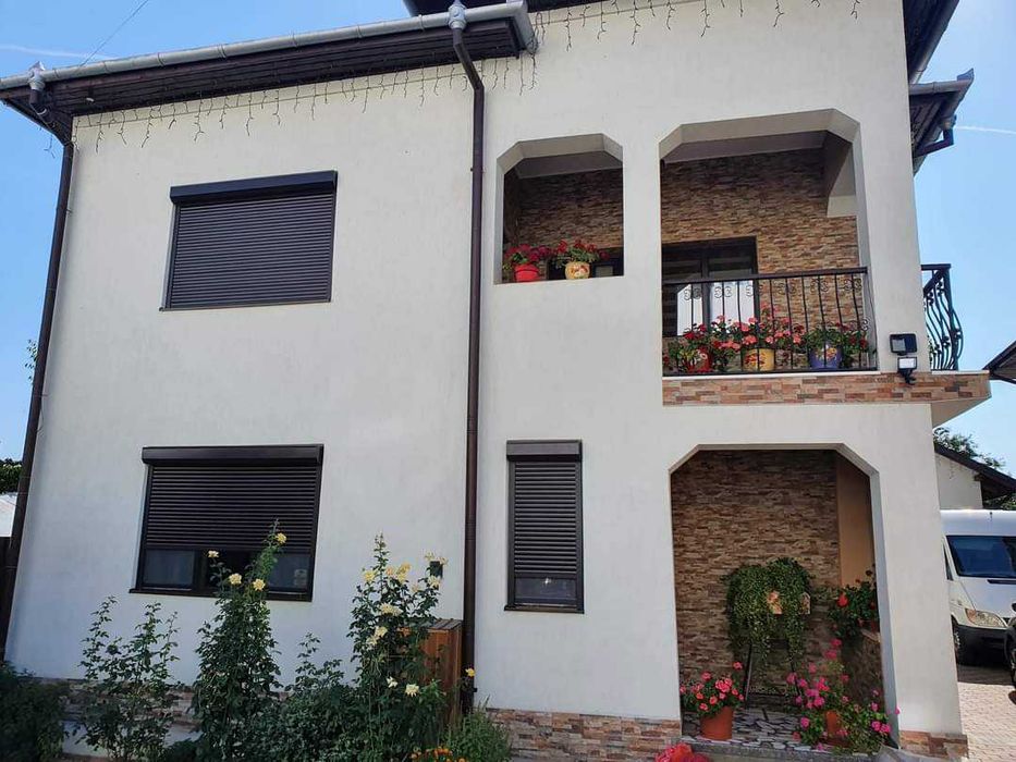 RULOURI Aluminiu si Usi de garaj rezidentiale SECTIONALE