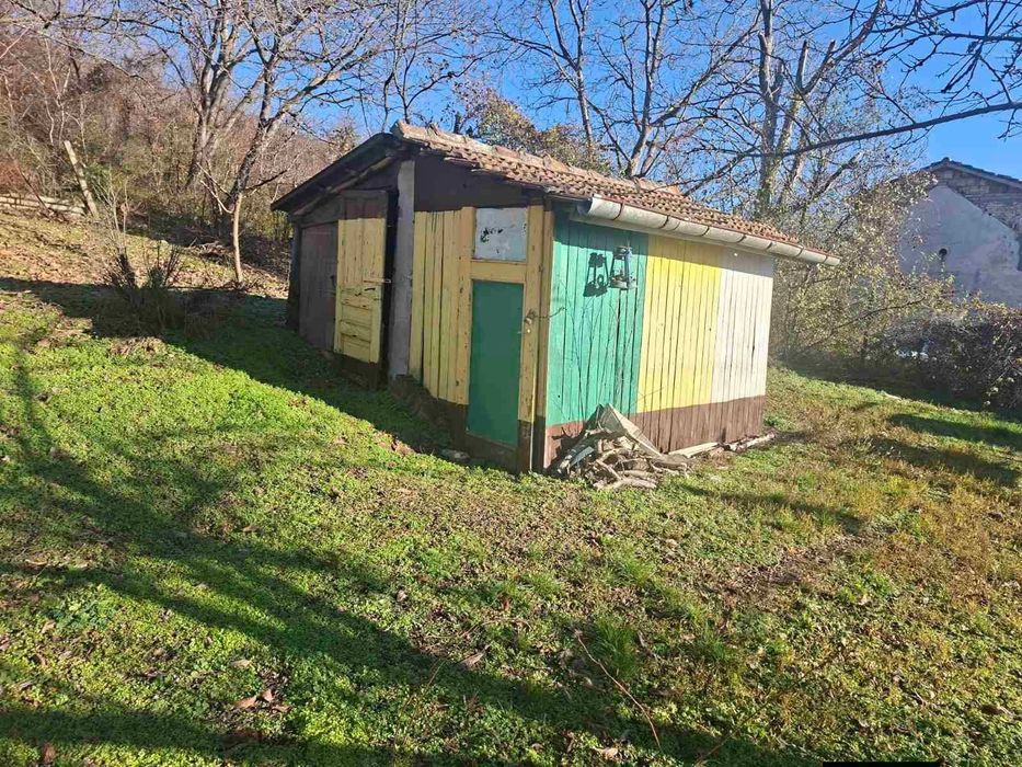 Продавам вила с два парцела