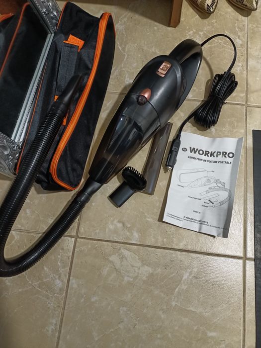 Aspirator auto cu accesorii