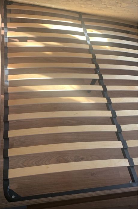 Продам двуспальную кровать с матрасом