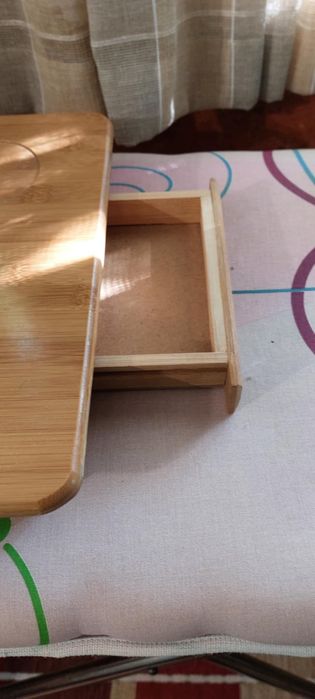 Продавам лаптопна маса