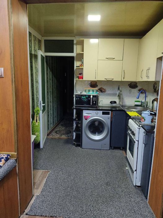 Срочно продаётся 2.х комнатная кв. В 1 этаже 2мик. 3дом.