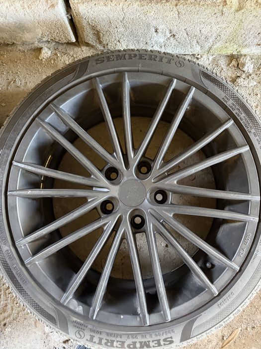 Jante cu anvelope bmw seria 1  doua sunt 225/40r18 si doua 215/40r18 , jantele sunt la fel
