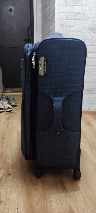 Новый синий чемодан