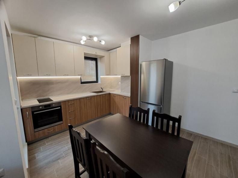 Дава се под наем Двустаен апартамент в Варна, Цветен квартал - 75 кв.м за 600 € - Снимка #2