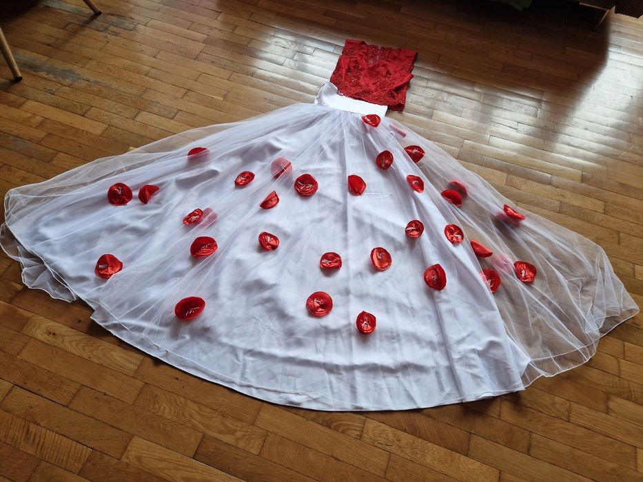 Rochie alba de seara sau de scena,cu maci.