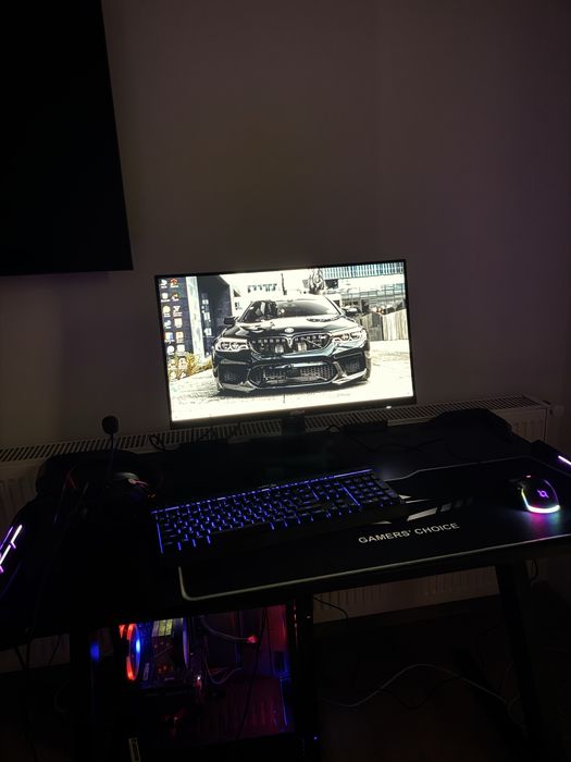 Birou gaming cu lumini led si suport pahar