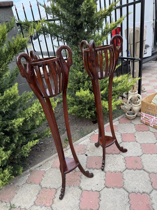 Pereche jardiniere din lemn cu sculpturi in forma de lebada