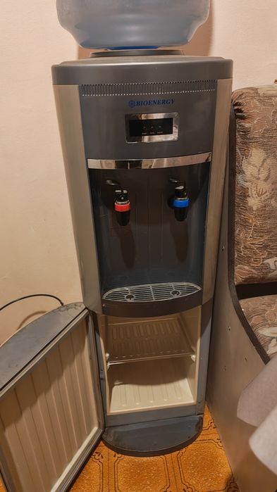 Диспенсер воды с бутылкой
