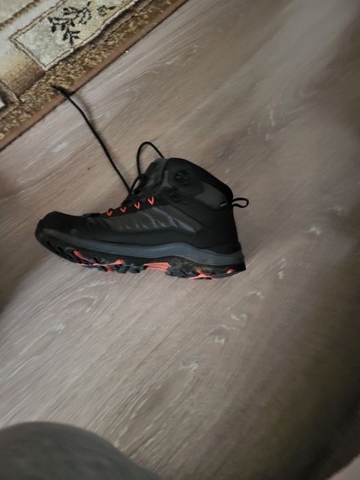 Vând  ghete potriviți pentru sezonul rece , i-am luat de la interspor