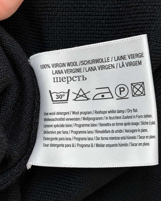 Pulover HUGO Hugo Boss bărbați negru, 100% lână virgină, decolteu V, logo HUGO brodat pe mânecă, mărimea L