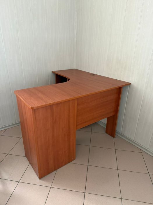 Продам письменный угловой стол офисный