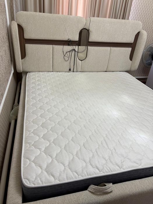 Продаётся кровать двухспальняя