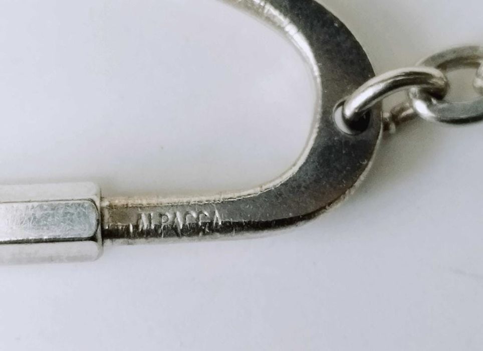 Vechi breloc alpaca , placat cu argint ,  zodia leu