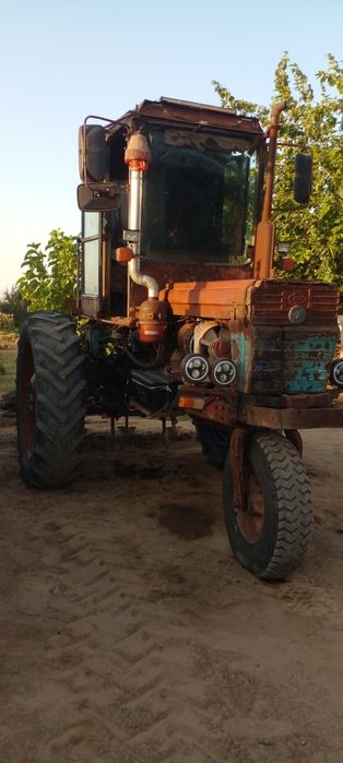 T-28 traktor sotiladi.