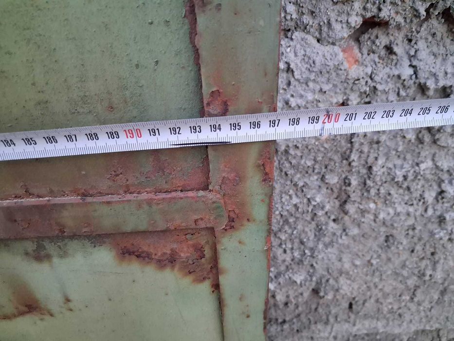 Poarta si usa de fier veche robust