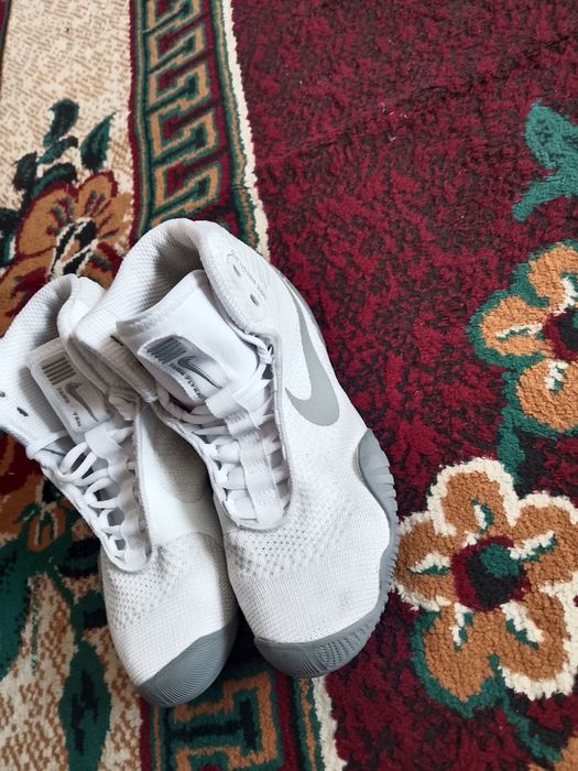 Продаю борцовки Nike tava белые размер 39!