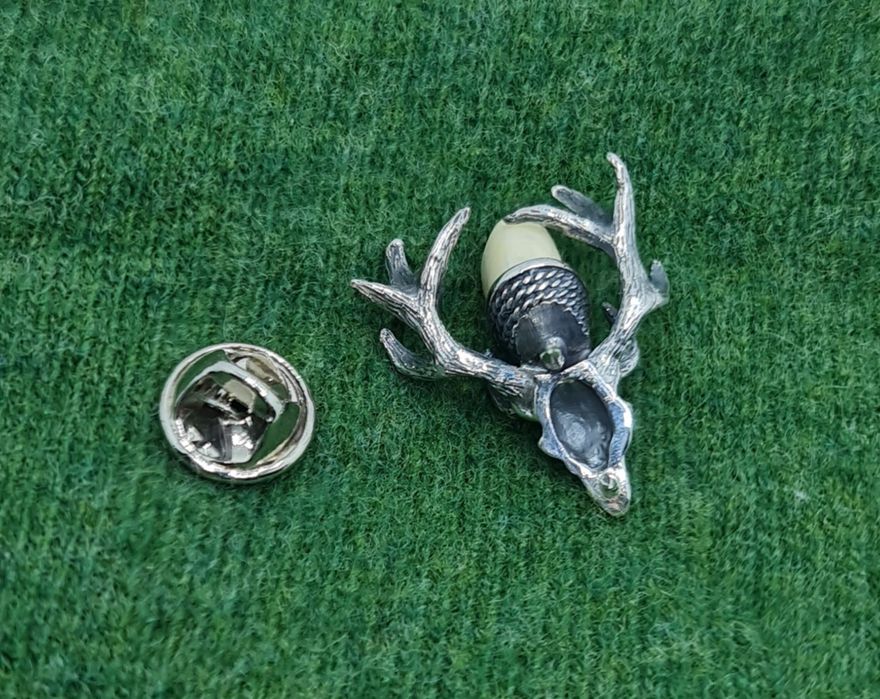 Podoabă de vânătoare din argint masiv cu cerb și dinte de cerb